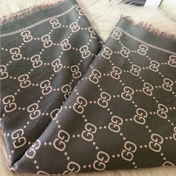 Gucci  Logo Patterned Shawl. - Picture 15 of 16